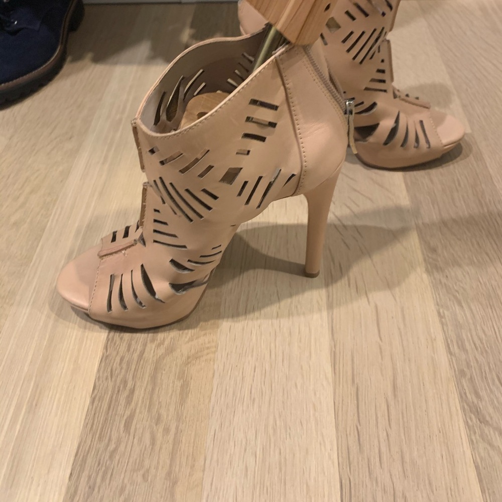 BCBGeneration láser cut bootie size 6